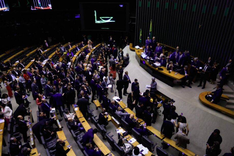 Projeto que amplia a licença-paternidade agora vai ao Senado