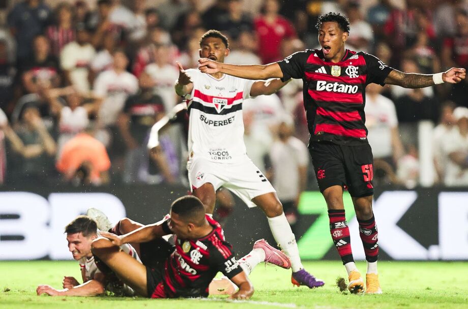 Expulsão de Plata (à direita) mudou o jogo e permitiu que São Paulo buscasse o empate após sofrer virada