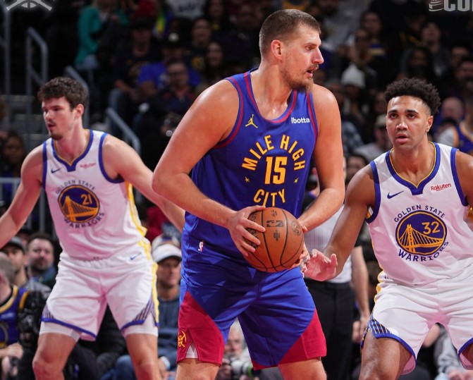 Jokic comemora mais uma atuação dominante pelo Denver Nuggets, que segue imbatível em casa