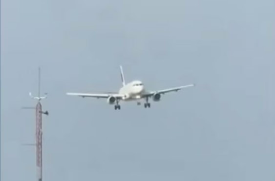 Aviao da LATAM pousa de lado, mais conhecido como pouso caranguejo, no aeroporto de Navegantes, SC Foto Reprodução via Youtube