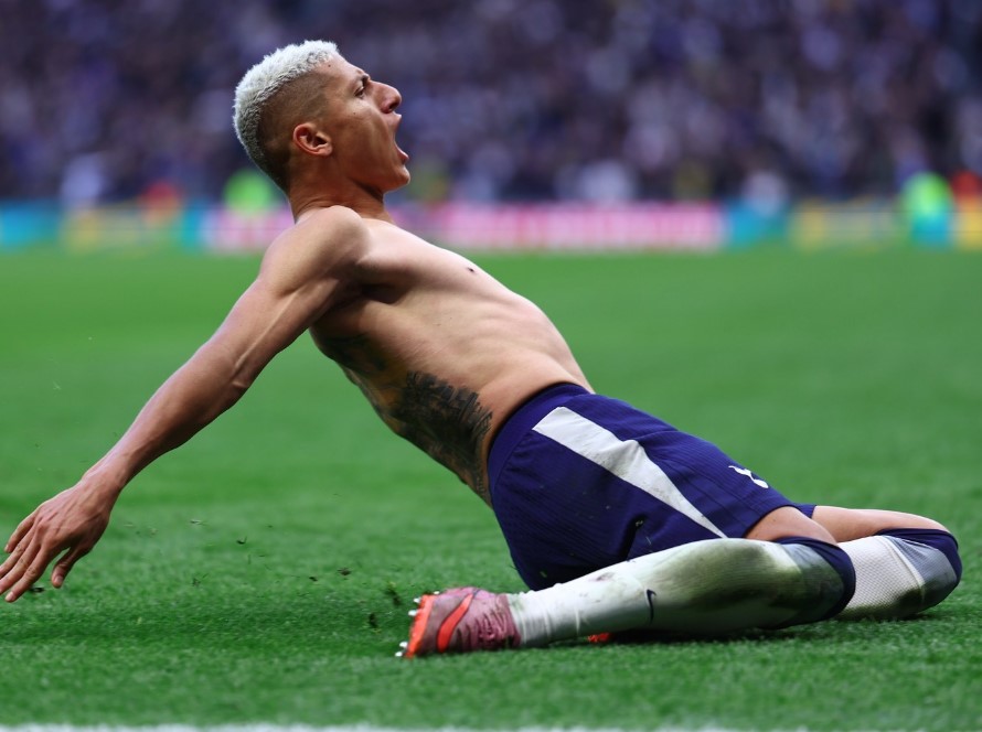 Richarlison faz gol da virada para o Tottenham