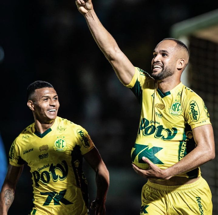 João Victor marcou o segundo gol para o Mirassol e saiu para comemorar