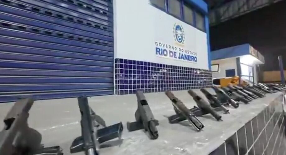 Mulher é presa com 30 pistolas que seriam entregues ao Comando Vermelho no Complexo do Alemão