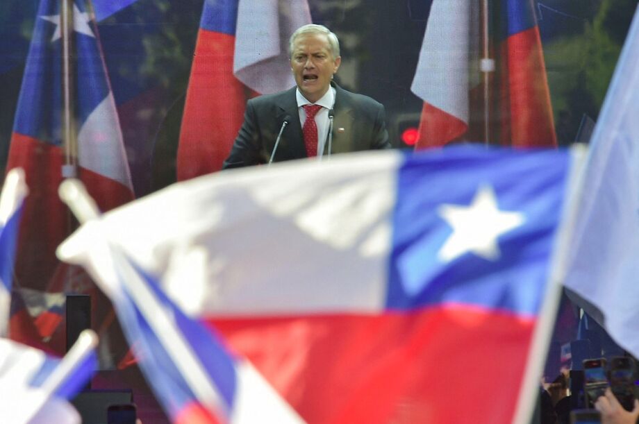 O candidato presidencial chileno Jose Antonio Kast discursa em um comício na cidade de Concepcion, no Chile