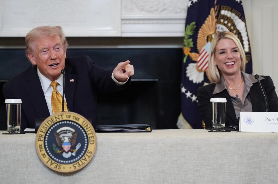 O presidente dos Estados Unidos, Donald Trump, participa de um evento ao lado da procuradora-geral dos EUA, Pam Bondi, em Washington