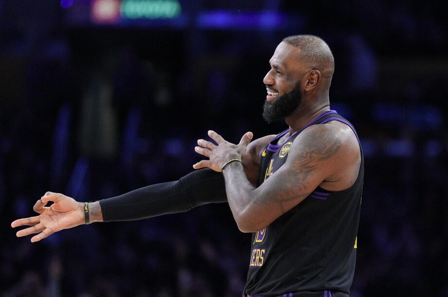 LeBron voltou à NBA após sete meses, fez história com 23 temporadas e ajudou na vitória dos Lakers