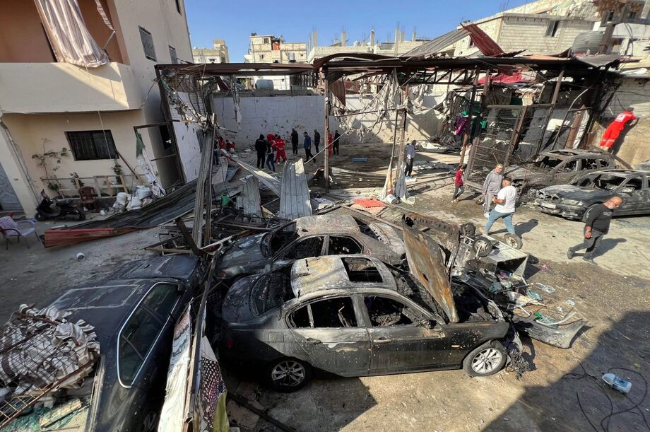 Pessoas observam os danos após um ataque israelense no campo de Ain al-Hilweh para refugiados palestinos, perto de Sidon no sul do Líbano