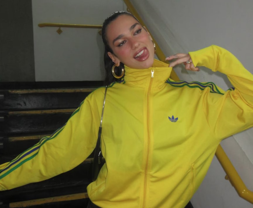 Dua Lipa é vista no Rio de Janeiro comendo espetinho e tomando chope; veja vídeos