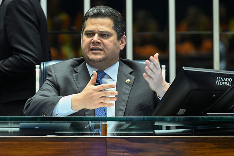O senador Davi Alcolumbre (União-AP) durante sessão no plenário do Senado Federal. Ele pautou o PLP 185/2024 como resposta à indicação de Jorge Messias ao STF, contrariando o Planalto.