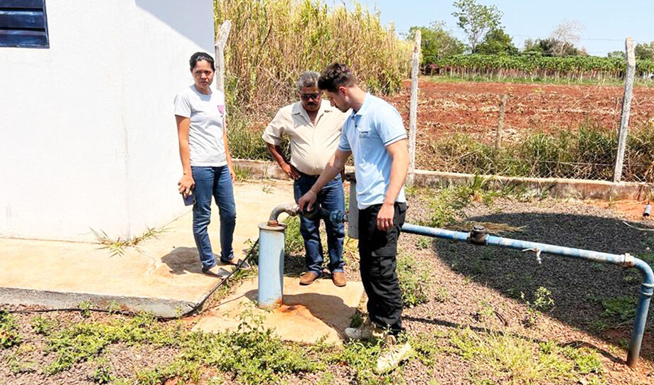 Técnico realizando medição em poço tubular ou cisterna em área rural de Mato Grosso do Sul