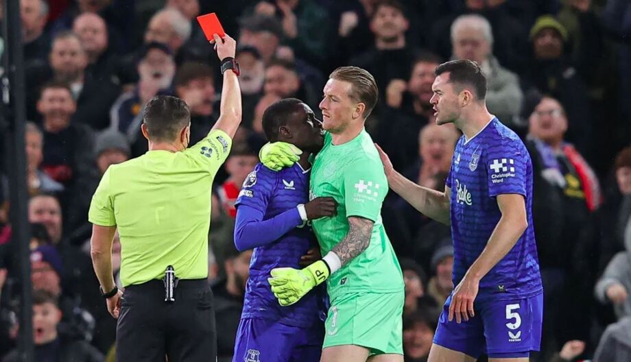 Manchester United dominou as ações, mas perdeu para o Everton após expulsão incomum de Gueye.