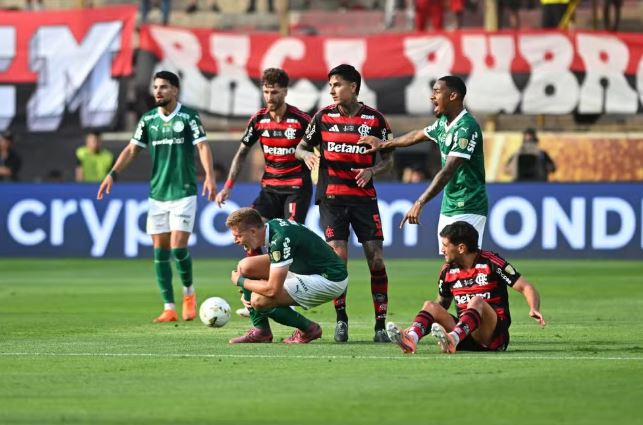 Volante chileno comenta entrada em Bruno Fuchs na final da Libertadores.
