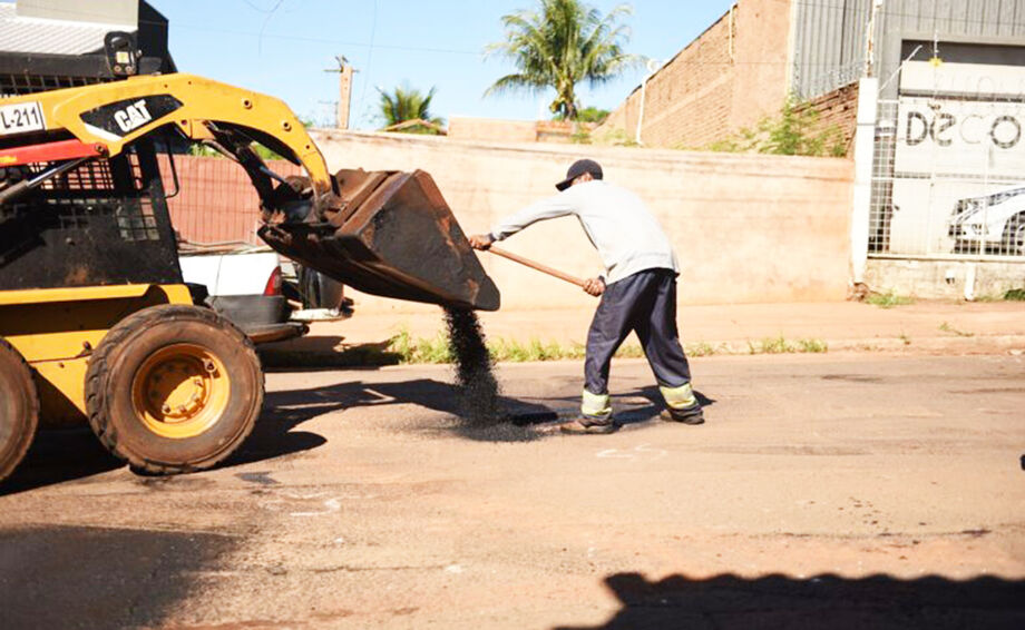 Equipes da prefeitura trabalham em ritmo acelerado para recuperação de vias danificadas pela chuva.