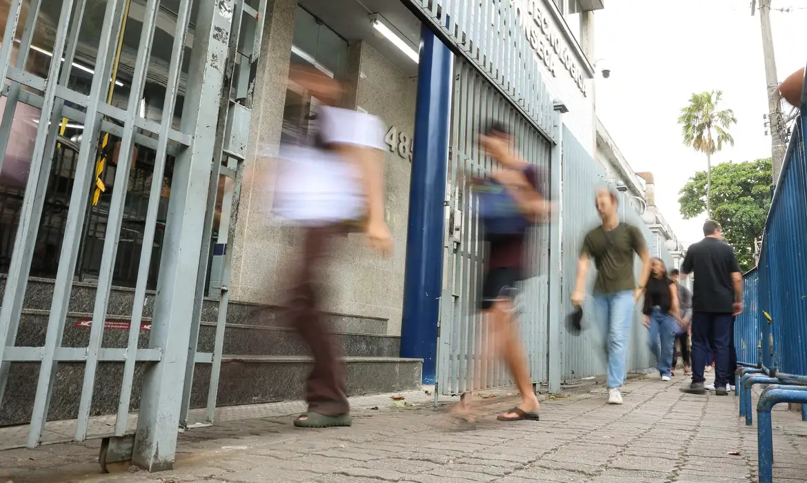 Inep anulou três questões do segundo dia do Enem após identificação de conteúdo semelhante em vídeo da internet.