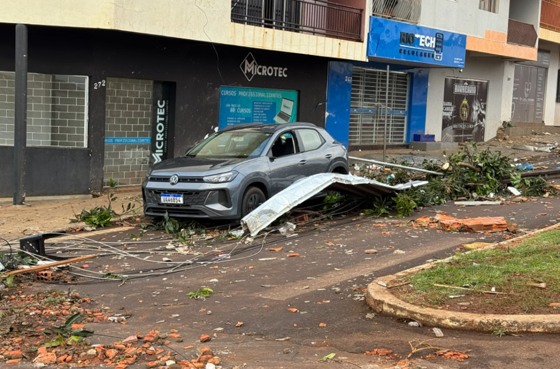Tornado arrasou residências e deixou rastro de destruição no interior do Paraná