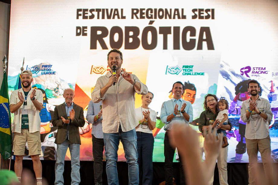 Cerimônia de abertura reuniu representantes do Sesi e da Fiems; organização destaca valores humanos, cooperação e inovação como pilares da competição.