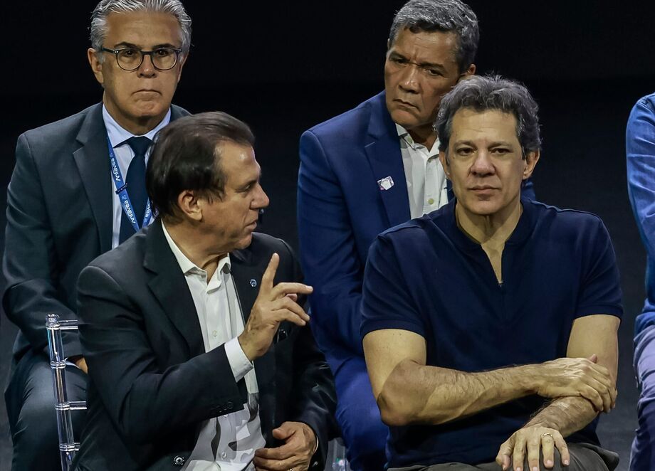 Ministro da Fazenda Fernando Haddad, ao lado do ministro do Trabalho, Luiz Marinho.