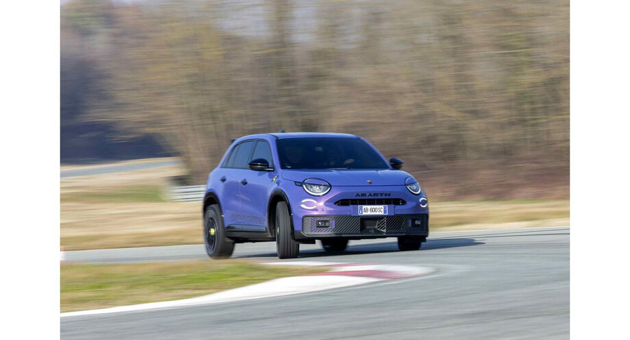 Elétrico roxo da Fiat combina 280 cv, nostalgia e cultura pop no Salão do Automóvel de São Paulo.