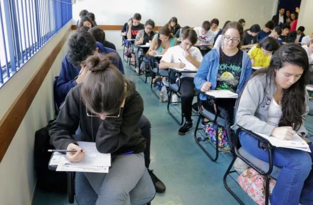 Fuvest anula questão da primeira fase do vestibular 2026 e atualizará gabarito nesta quarta-feira.