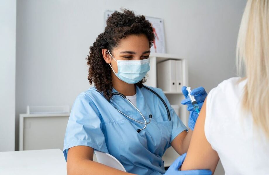 Vacinação de gestantes contra o VSR começa em dezembro no SUS para prevenir bronquiolite em recém-nascidos.