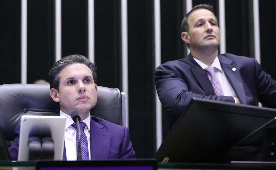 Hugo Motta e Guilherme Derrite durante a votação do projeto antifacção na Câmara.