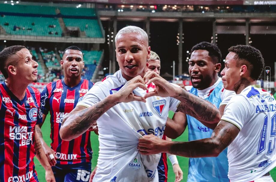 Deyverson celebra gol marcado pelo Fortaleza contra o Bahia, na 34ª rodada do Brasileirão 2025.