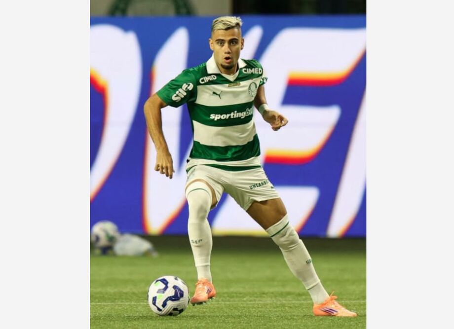 Andreas Pereira recebeu um segundo cartão amarelo ao término do jogo por reclamar da arbitragem.