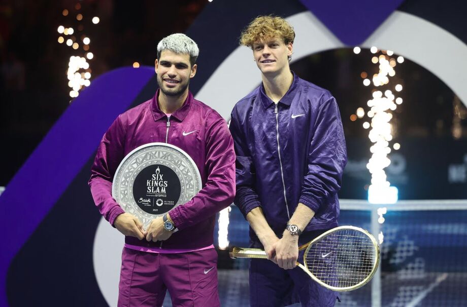 Sinner supera líder do ranking Alcaraz e é bicampeão do ATP Finals sem perder sets.