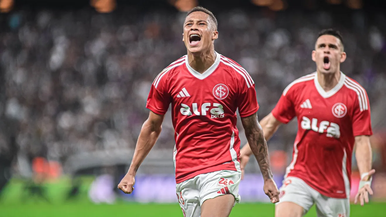 Vitinho e Rafael Borré, atacantes do Internacional, comemorando um dos gols marcados sobre o Ceará, pelo Brasileirão
