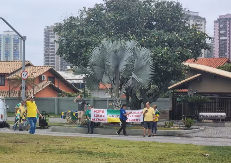 Apoiadores de Bolsonaro protestam em frente ao condomínio Vivendas da Barra, na Barra da Tijuca, neste domingo.