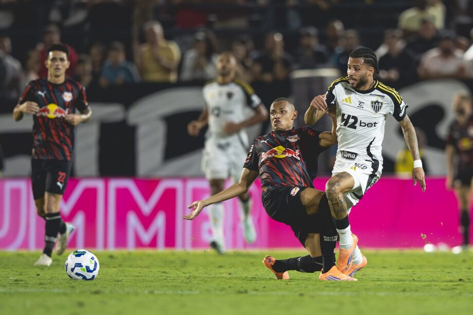 Atlético-MG vê série invicta acabar com derrota para Bragantino antes de decidir Sul-Americana.