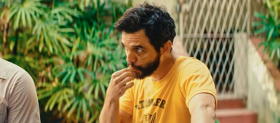 Wagner Moura usa camisa da troça carnavalesca Pitombeira dos Quatro Cantos, de Olinda, em cena de 'O Agente Secreto'