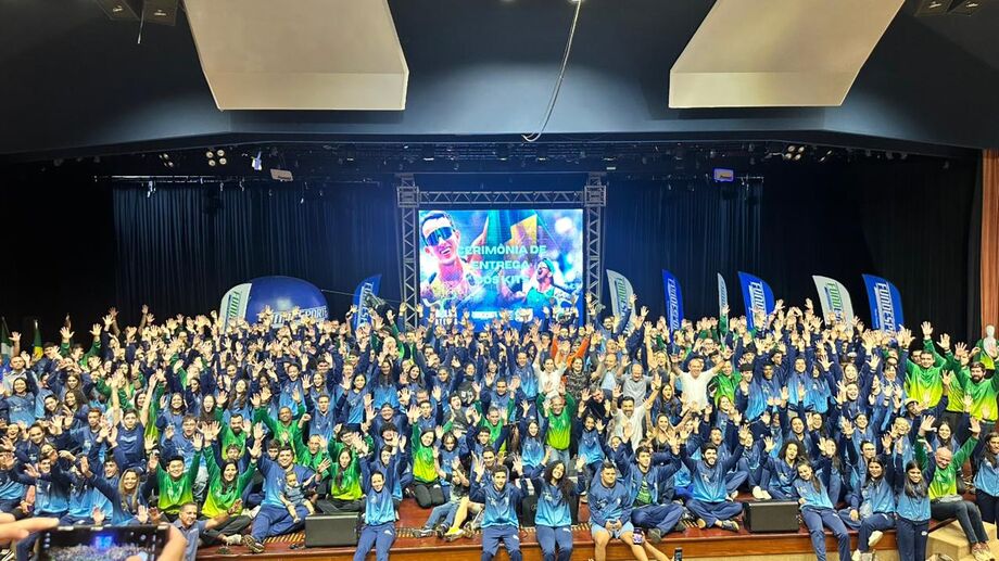 Atletas e técnicos celebram junto as autoridades presentes a entrega dos kits da edição 2026 dos programas Bolsa Atleta e Bolsa Técnico.