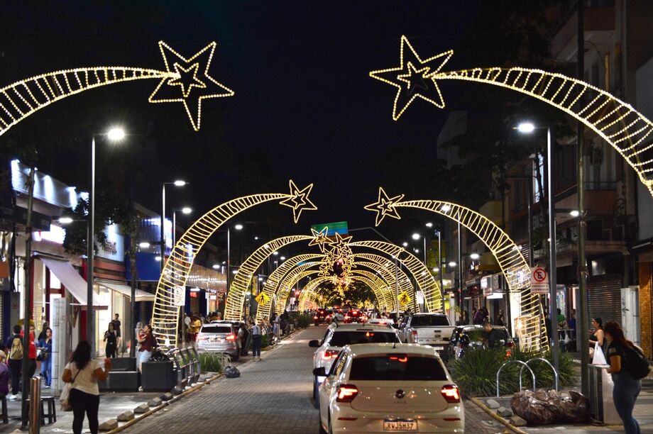 Campo Grande se ilumina com o Natal dos Sonhos 2025, que une decoração, cultura e solidariedade em todas as regiões.
