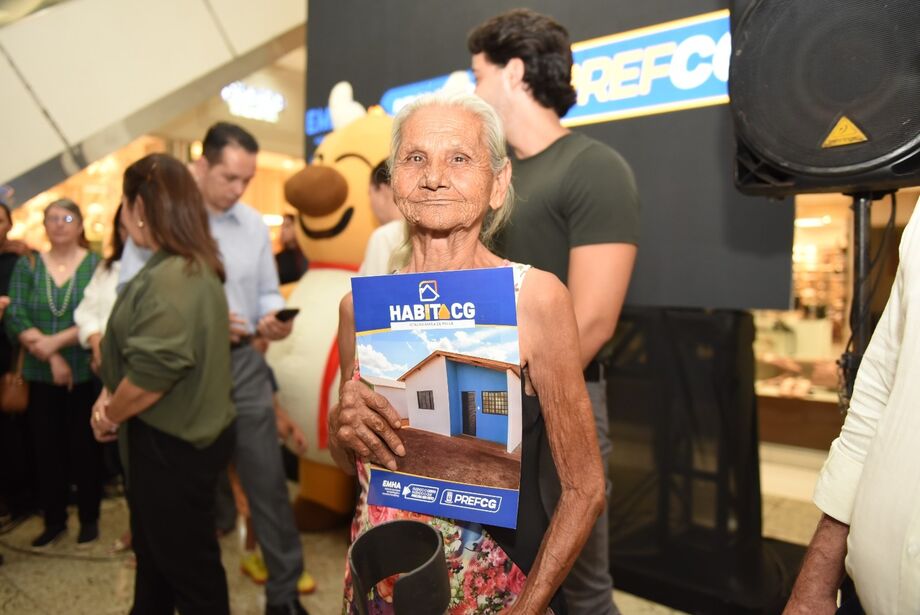 Famílias receberam contratos de regularização fundiária no lançamento do programa Sonho Seguro, no Pátio Central, em Campo Grande.