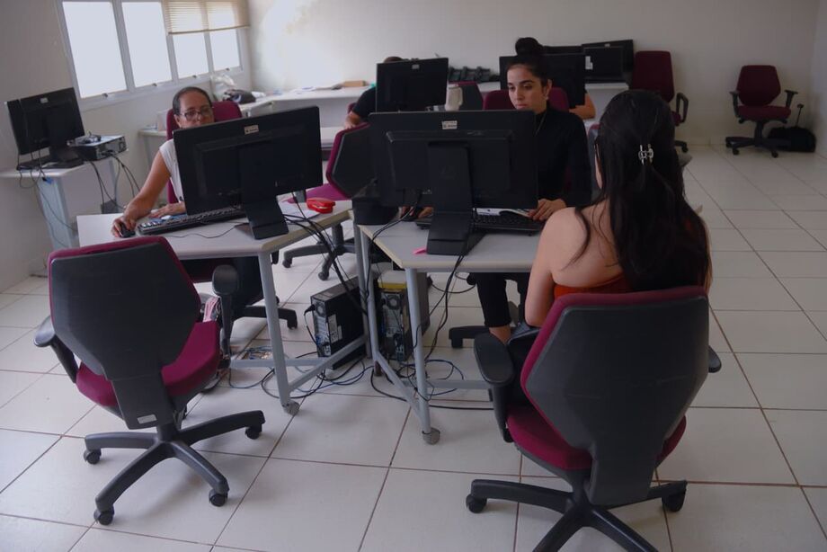 O mobiliário urbano pintado de vermelho simboliza o alerta contra a violência de gênero em Campo Grande e passa a fazer parte da política municipal de proteção às mulheres.