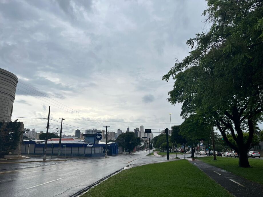 Av. Afonso Pena amanhece com chuva nesta quinta-feira em Campo Grande