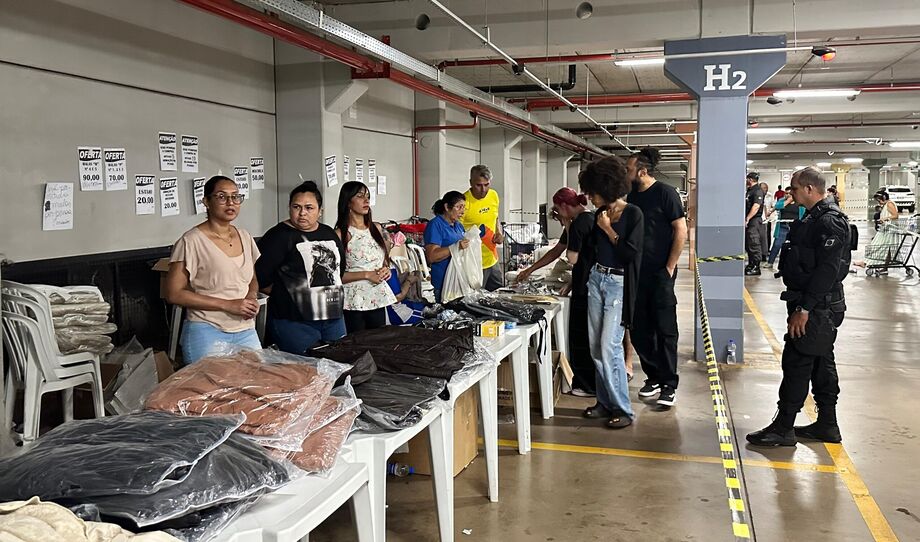 Movimento do primeiro dia do Bazar Solidário do ISMAC, realizado no estacionamento do Comper Itanhangá