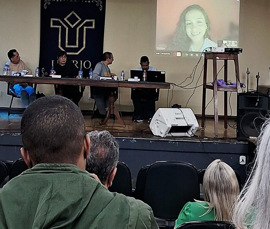 Homenagem; Especilistas debatem Manoel de Barros a partir do auditório da Univerisada do Rio (UNIRIO).