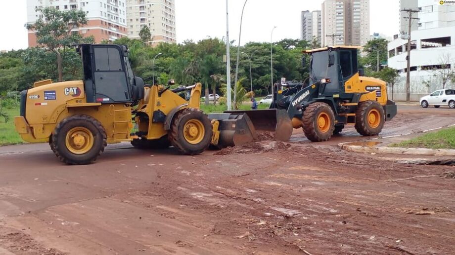 Equipes da Sisep atuam na rotatória da Avenida Rachid Neder após rompimento do asfalto causado pelas fortes chuvas e transbordamento do córrego Segredo.