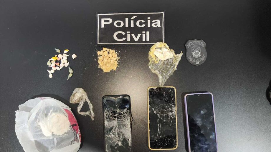 Drogas e materiais apreendidos em operação que prendeu três por tráfico em Santa Rita do Pardo