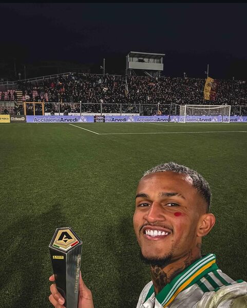 Wesley comemora vitória da Roma contra a Cremonese; brasileiro foi destaque da partida.