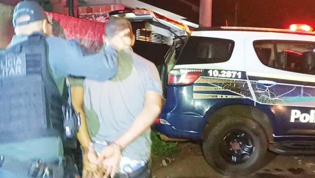 Homem com tornozeleira e medida protetiva mata ex-mulher com 23 facadas em Dourados; filho presenciou crime.