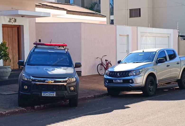 Policiais do Gaeco cumprem mandado na casa do ex-deputado Roberto Razuk, em Dourados