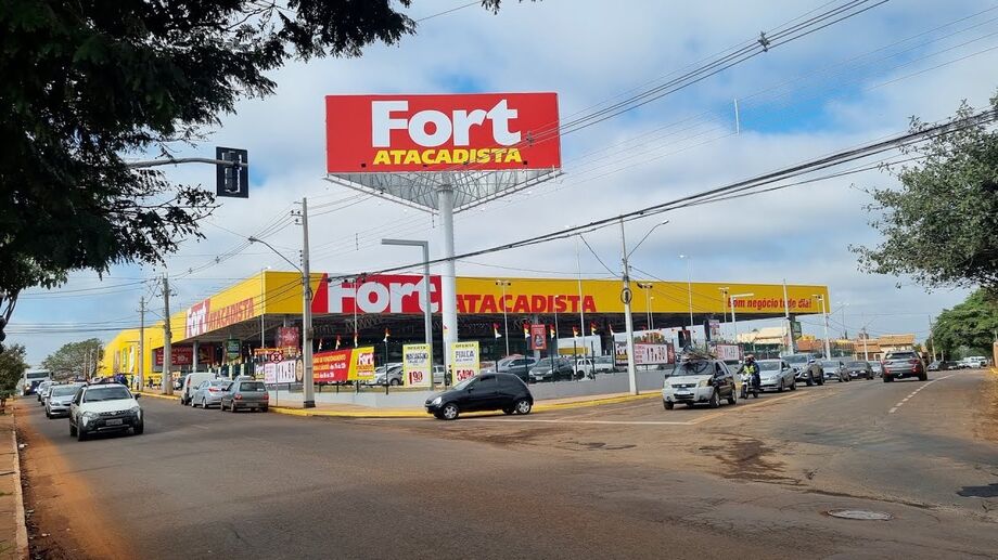 Fort Atacadista recebe bazar do Asilo São João Bosco no dia 6/12, com produtos apreendidos pela Receita Federal e renda destinada à manutenção da instituição.