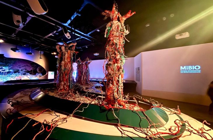 Interações, instalação têxtil do Mibio, une arte e natureza para promover reflexão sobre biodiversidade e consumo consciente.