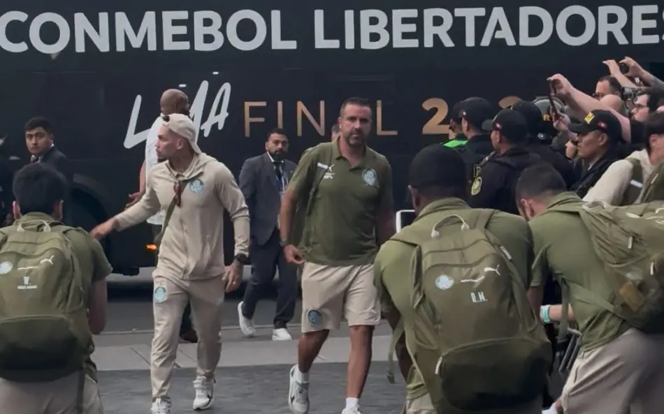 Jogadores do Palmeiras chegam ao hotel em Lima sob recepção calorosa da torcida alviverde.
