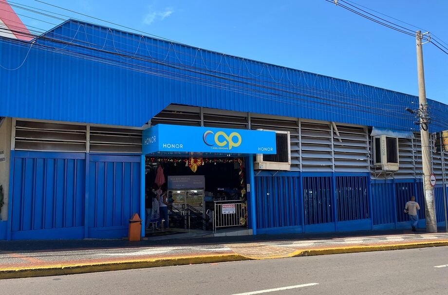 A obra inclui a modernização das instalações elétricas dos boxes, iluminação interna e externa, áreas comuns e sistemas auxiliares, garantindo condições operacionais adequadas e prevenindo riscos como curtos-circuitos e incêndios.