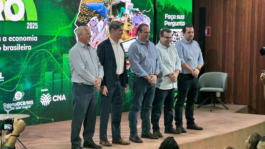 Ricardo Amorim e o presidente da Famasul, Marcelo Bertoni, ao lado de lideranças do setor produtivo durante a abertura do MS Agro 2025.