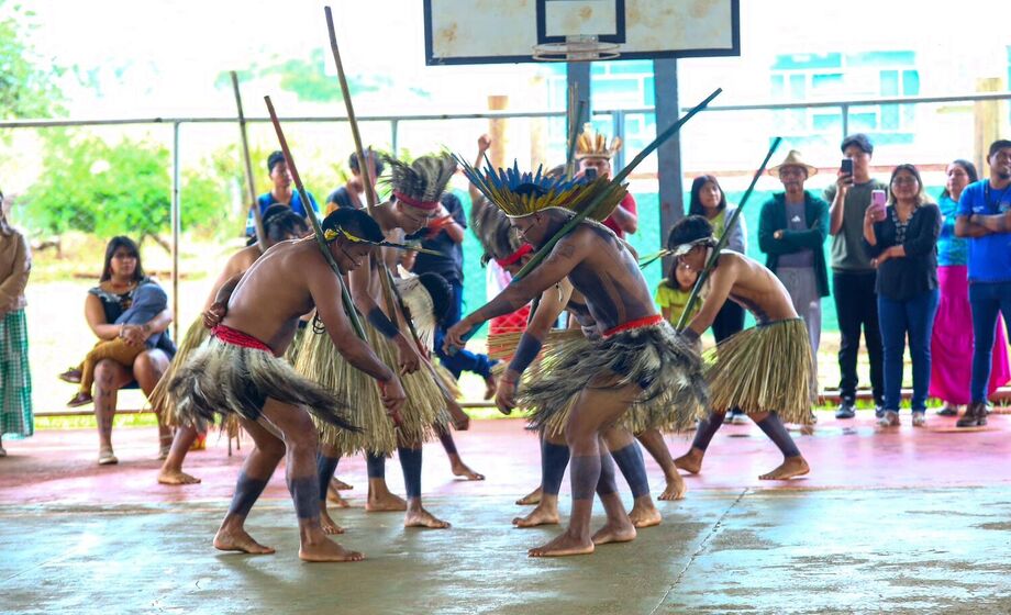Integrantes das aldeias indígenas de Nioaque realizam apresentação cultural